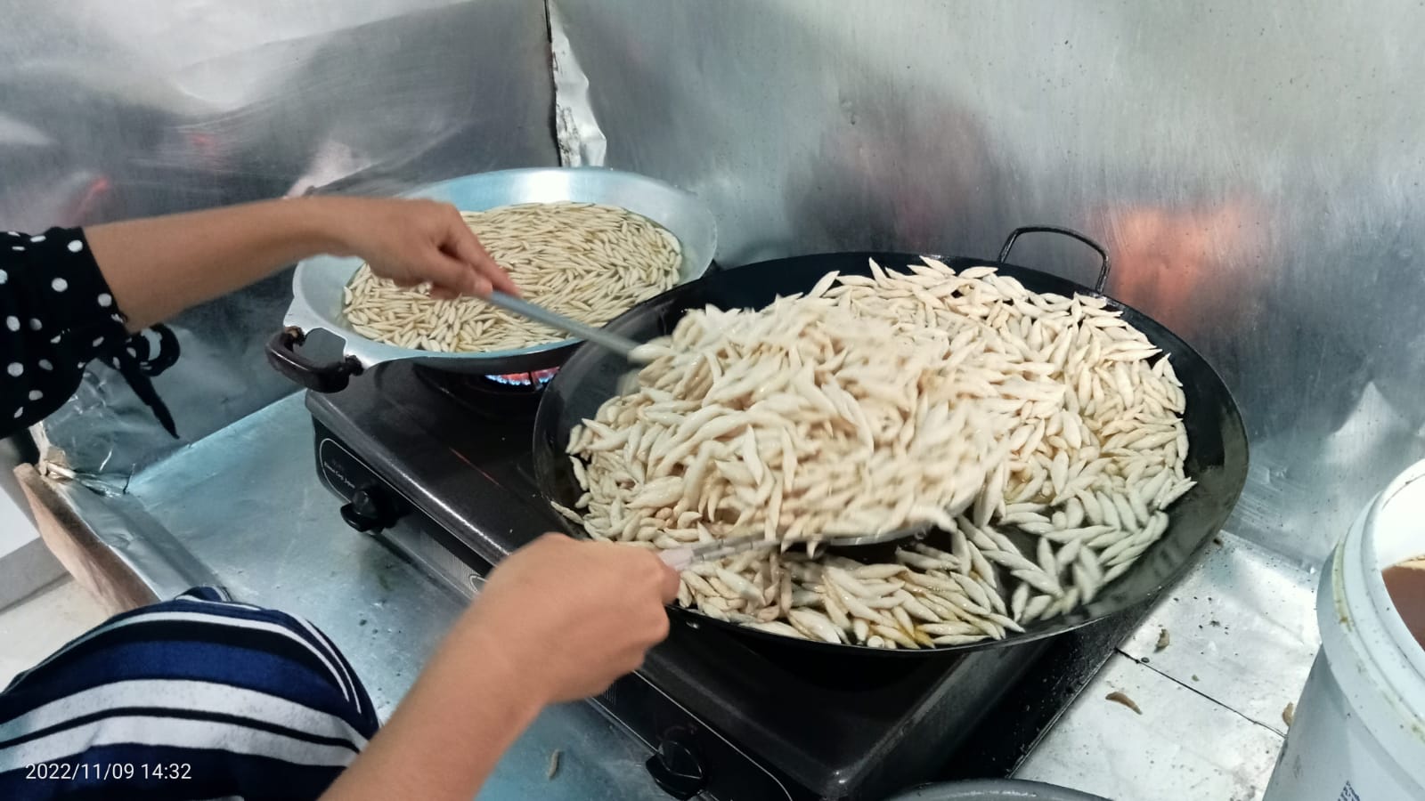 Proses penggorengan Amplang Udang Kembar, Inhil.