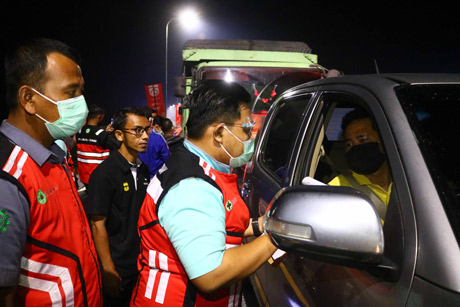 Petugas gabungan Hutama Karya bersama Ditlantas Polda Riau melaksanakan operasi simpatik microsleep di sekitar rest area Km 45 jalur Ambon, Rabu (21/10/2020) dini hari (MHD AKWAN/RIAUPOS.CO)