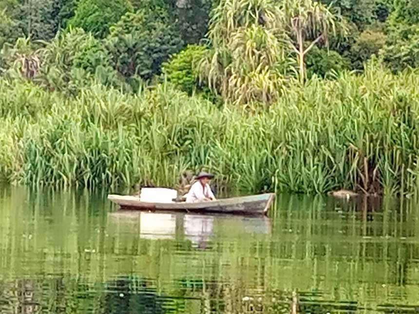 Aktivitas nelayan di tepian Danau Zamrud, beberapa waktu lalu.