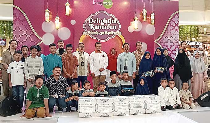 Manajemen Living World Pekanbaru foto bersama LazisMu Pekanbaru dan anak yatim piatu saat penyerahan kado Ramadan anak yatim, Kamis (13/4/2023).