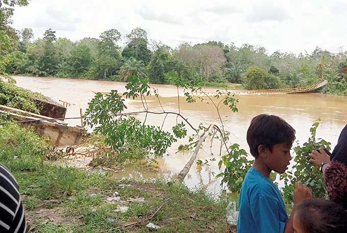 Tiang utama jembatan gantung menuju Desa Pesajian, KecamaÂ­tan Batang Peranap, Kabupaten Indragiri Hulu roboh. Akibatnya jembatan gantung sepanjang 100 meter itu terjun ke sungai, dan warga terpaksa menggunakan pompong untuk menyeberangi Sungai Batang Per