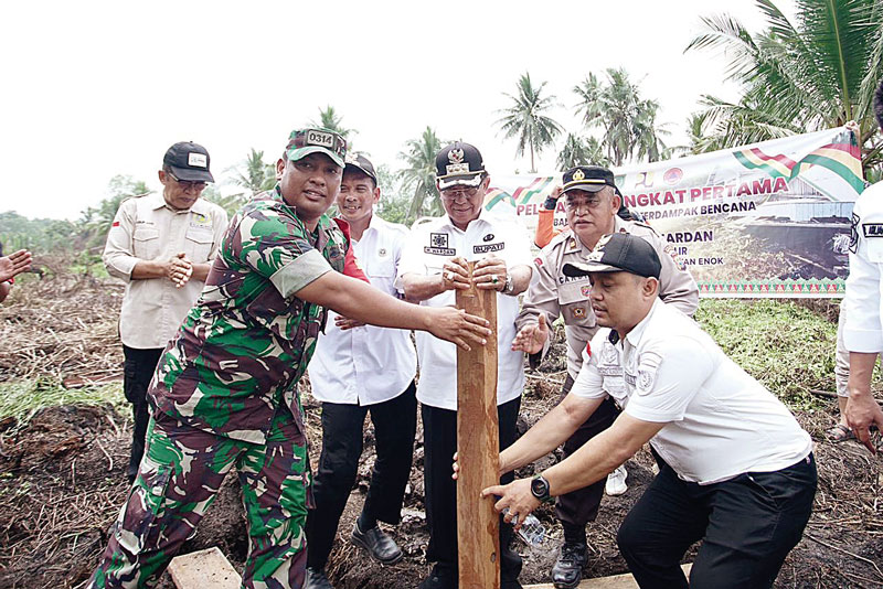 Bupati Inhil HM Wardan ikut memancang tiang pondasi pertama RLH Desa Simpang Tiga, Kecamatan Enok, Rabu (11/10/2023).