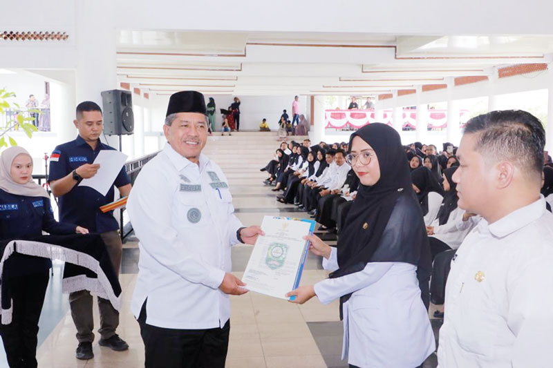 Bupati Siak Alfedri menyerahkan SK pengangkatan PPPK jabatan fungsional tenaga kesehatan formasi 2022, sekaligus pengambilan sumpah PPPK Nakes formasi 2021 dan 2022 di pelataran Lantai 2 Kantor Bupati Siak pada Kamis (10/8/2023).