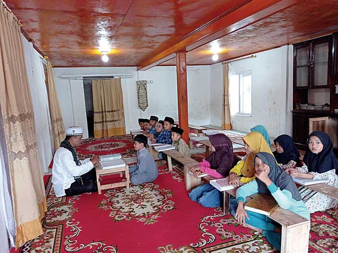 Ustaz Mairi Kurniadi saat mengajar anak-anak mengaji di rumah tahfiz yang didirikan Kapolsek Mandau Kompol Hairul Hidayat di kampung halamannya, Desa Lempur Mudik, Kecamatan Gunung Raya, Kabupaten Kerinci, Jambi. Foto diambil beberapa waktu lalu.