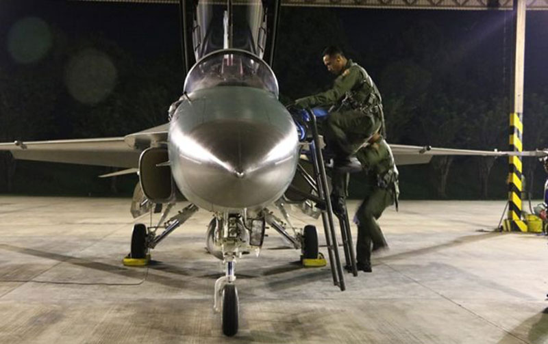 Para penerbang bersiap untuk latihan terbang malam.