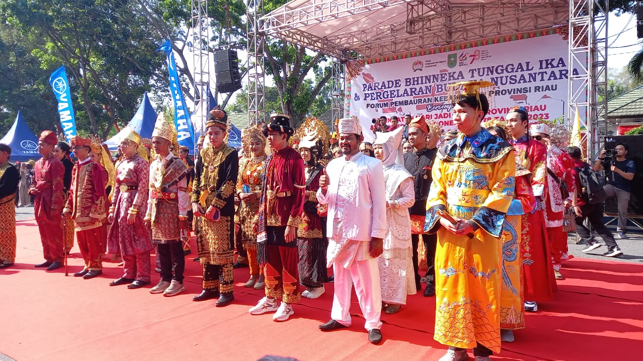 Parade bhineka tunggal Ika dan pergelaran budaya nusantara ditaja oleh FPK Provinsi Riau berlangsung di Jalan Gajah Mada Pekanbaru, Ahad (20/8/2023) pagi.