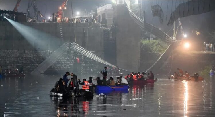 Kondisi jembatan tua di India yang ambruk dan petugas sedang mencari korban.
