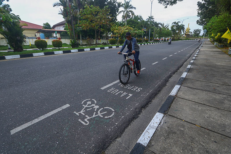 Pesepeda melintas di lajur sepeda Jalan Diponegoro Pekanbaru, Rabu (21/10/2020). Dinas Perhubungan berencana akan membuat lajur sepeda di setiap kecamatan.(EVAN GUNANZAR/RIAUPOS.CO)