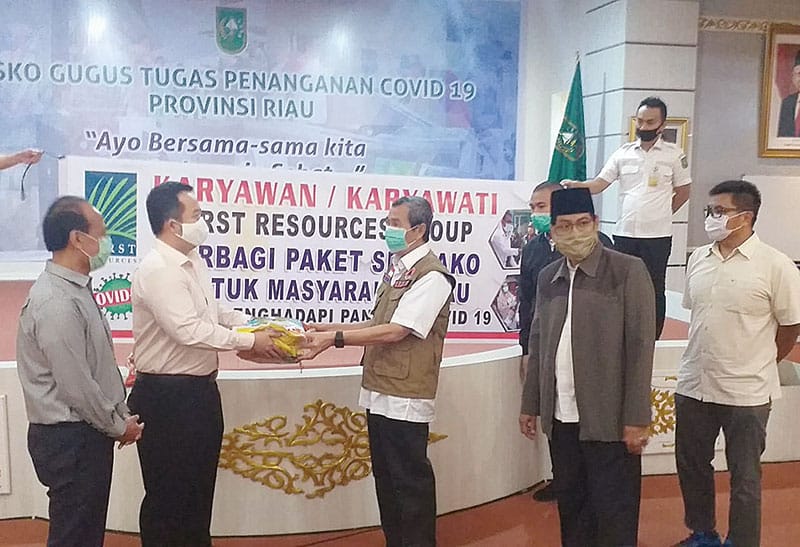 Manajemen First Resources menyerahkan program CSR perusahaan kepada masyarakat, secara simbolis diserahkan kepada Gubri H Syamsuar, beberapa waktu lalu.