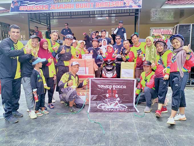 Anggota komunitas Tower Bike Limapuluh Kota foto bersama usai mendapatkan hadiah utama sepeda motor, beberapa waktu lalu.