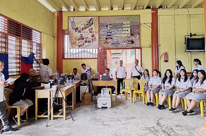 Sejumlah siswa SMA Methodist Bagansiapiapi sedang mengikuti perekaman KTP-el yang dilaksanakan Disdukcapil Rohil di Bagansiapiapi, Rabu (22/2/2023).