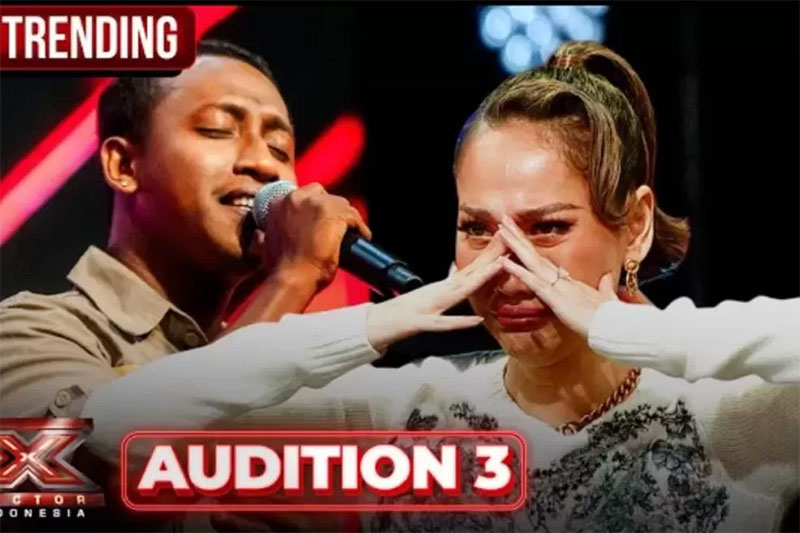 BCL menangis saat Daud menyanyikan lagu untuknya.