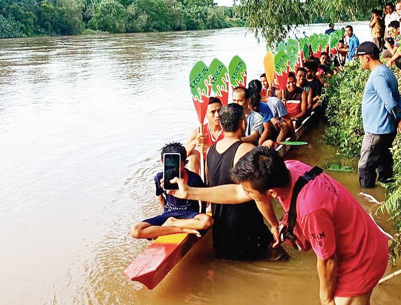 Jalur Singa Kuantan saat melaksanakan latihan di Tepian Gudang Pulau Gobah, Desa Sungai Pinang, Kecamatan Hulu Kuantan, Selasa (16/5/2023).