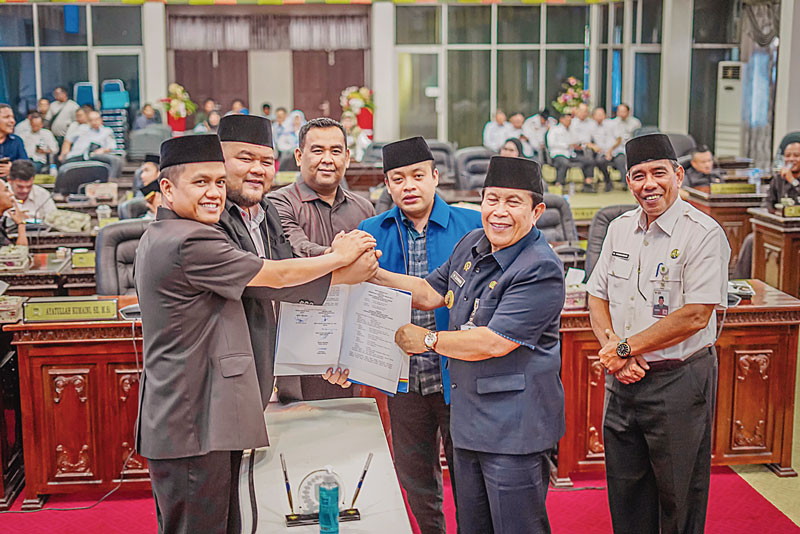 Bupati Rohul H Sukiman salam komando sambil menunjukkan nota kesepakatan KUA dan PPAS Perubahan Tahun Anggaran 2023 yang telah ditandatangani bersama dalam rapat paripurna penyampaian laporan Banggar DPRD terhadap pembahasan KUA dan PPAS Perubahan Tahun A