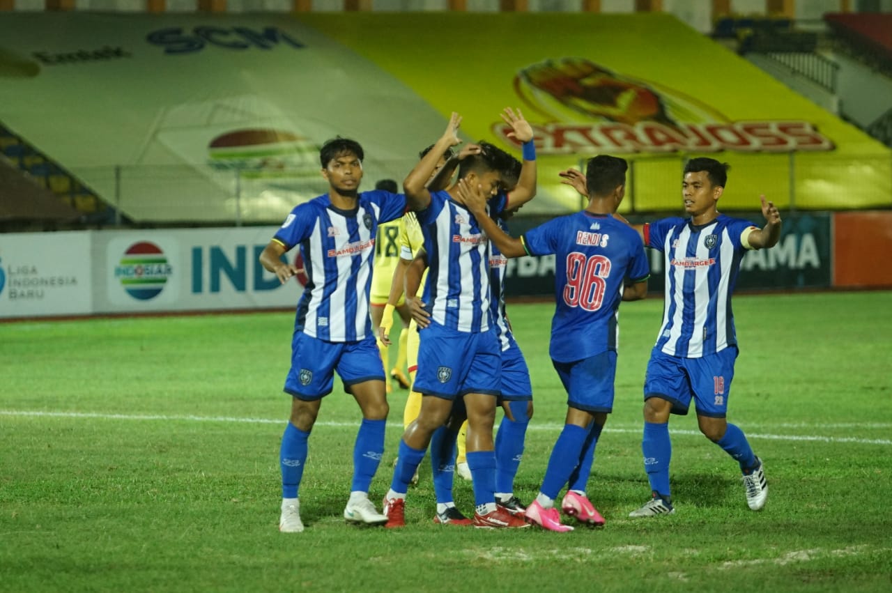 Pemain PSPS Riau (biru-putih) merayakan gol saat menghadapi Semen Padang FC (Kuning), lanjutan Liga 2 Indonesia 2021 Putaran ke kedua, di Stadion Kaharuddin Nasution Rumbai, Rabu (3/11/2021).