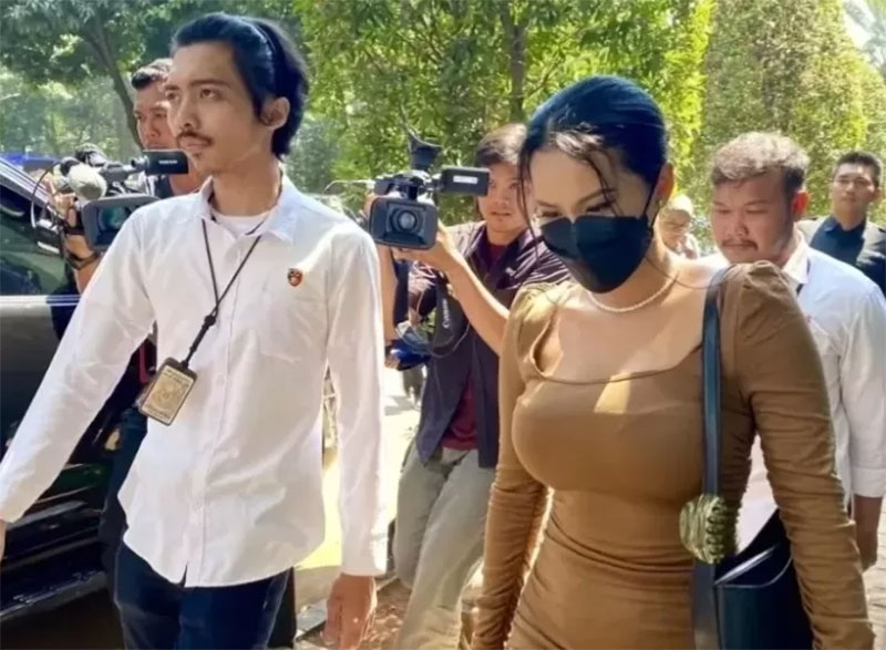 Selebgram Siskaeee akhirnya memenuhi panggilan penyidik Polda Metro Jaya terkait penanganan kasus film dewasa Kelas Bintang Studio.