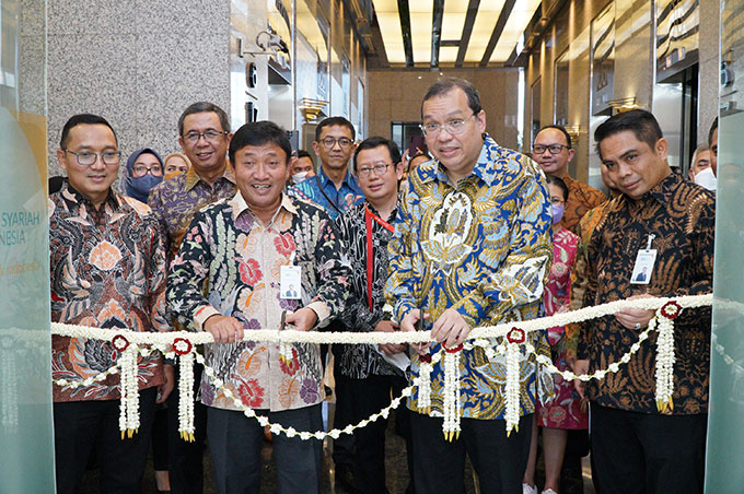 Wakil Direktur Utama BSI Bob Tyasika Ananta (dua kiri) memotong pita didampingi Direktur Utama PT Bursa Efek Indonesia Iman Racman (dua kanan) dan Direktur Sales & Distribution BSI Anton SukarnaÂ (kanan), Kamis (13/10/2022).