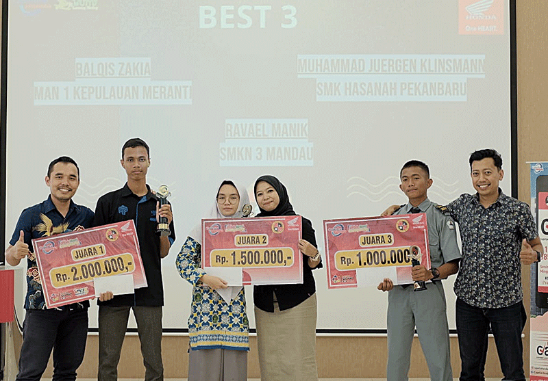 Para pemenang Astra Honda Motor Best Student (AHMBS) yang diselenggarakan oleh PT Astra Honda Motor (AHM) bersama PT Capella Dinamik Nusantara (CDN) Main Dealer sepeda motor Honda wilayah Riau berfoto bersama dewan juri usai kegiatan yang digelar beberapa
