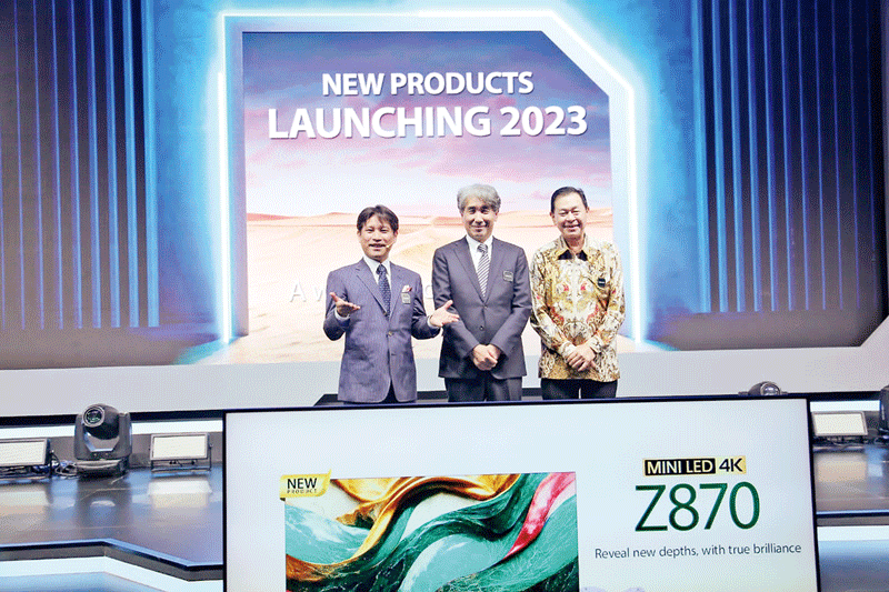 Dari kiri, Brand Manager of Toshiba TV Global Mr Tatsuhiro Nishioka, Executive Vice Presiden & CTO TVS REGZA Corporation Mr Ishibashi dan President Director of Toshiba TV Indonesia Agus Subiantoro foto bersama dalam launching produk terbaru Toshiba, belum