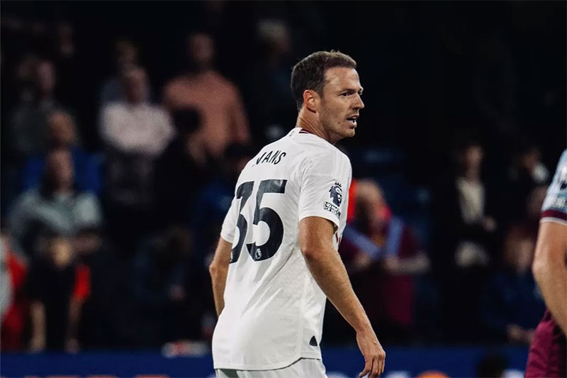 Jonny Evans memberikan assist kepada Bruno Fernandes yang berbuah gol untuk kemenangan United pada Sabtu (23/9).