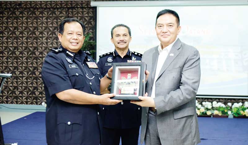 Kapolda Riau Irjen Pol Mohammad Iqbal (kanan) menyerahkan cendera mata kepada Ketua Polis Melaka Deputy Commissioner Polis (DCP) Datoâ€™  Zainol bin Haji Samah (kiri) di Melaka, Malaysia, Senin (15/5/2023).