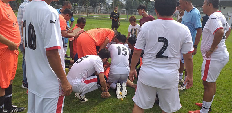 Ricky Yacobi saat mendapat pertolongan dari rekan-rekannya. (DOK MEDAN SELECTION)