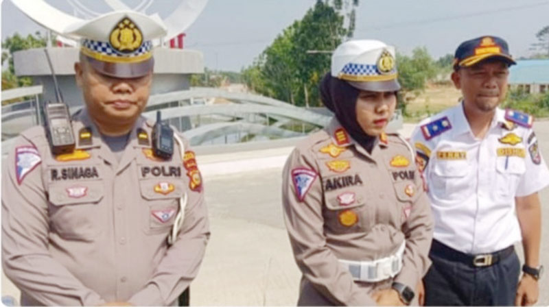 Kasat Lantas Polres Pelalawan, AKP Akira Ceria SIK MM bersama Kepala Dishub Pelalawan, Ferry Zulkarnain Fasda Bino MSi meninjau dan memberikan klarifikasi laka tunggal di Bundaran Tugu Bono Jalan Sultan Syarif Hasyim Pangkalankerinci, Selasa (26/9/2023).
