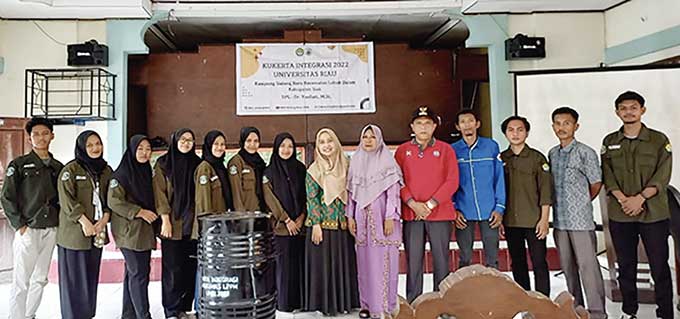 Tim dosen dan mahasiswa kukerta Unri foto bersama perangkat desa usai sosialisasi pembuatan telur asin asap di Desa Sialang Baru, Lubuk Dalam, Siak, beberapa waktu lalu.