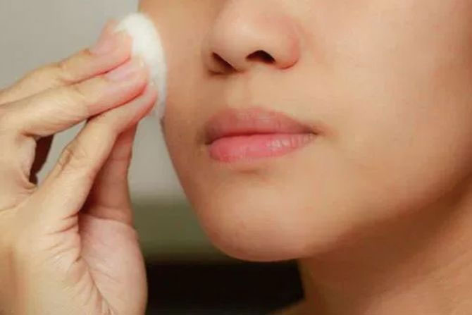 ILUSTRASI. Bagi Gen-Z dengan segala problema kulitnya, rangkaian skincare dapat menjadi solusi. Salah satunya berupa serum dan face cream.