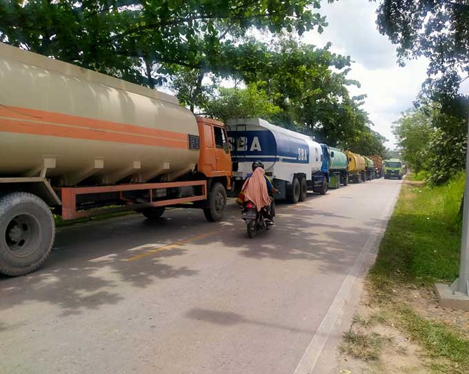 Akibat langkanya BBM, puluhan kendaraan terpaksa antre di Jalan Bukit Timah menunggu mendapatkan bahan bakar, Senin (18/10/2021).