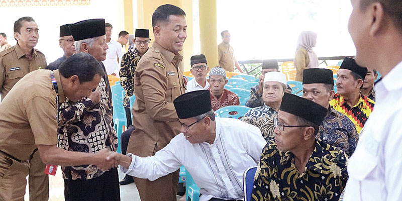 Sekda Kuansing H Dedi Sambudi SKM MKes menyalami pemangku adat di pendopo rumah dinas bupati Kuansing, Selasa (21/11/2023).