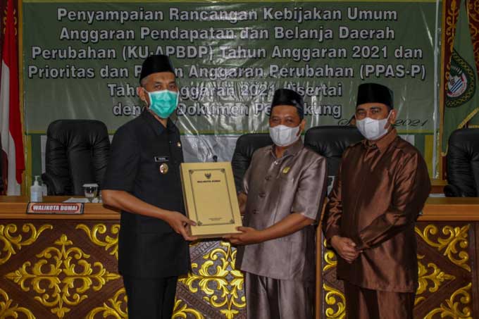 Wali Kota Dumai, H Paisal SKM MARS (kiri) penyerahan salinan dokumen Rancangan KUA-PPAS Tahun Anggaran 2021 kepada pimpinan DPRD Kota Dumai.