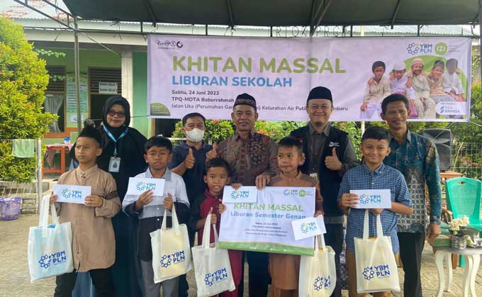 Beberapa anak dan panitia foto bersama di kegiatan khitan massal liburan sekolah yang diselenggarakan Yayasan Baitul Maal (YBM) PLN Unit Induk Distribusi Riau dan Kepri (UIDRKR) bersama Inisiatif Zakat Indonesia Perwakilan Riau, Sabtu (24/6/2023).