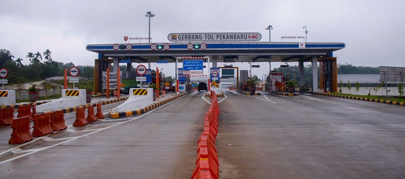 Suasana lalu lintas (Lalin) di pintu Tol Pekanbaru-Dumai (Permai), belum lama ini. Pengendara yang menggunakan jalan tol harus mengikuti aturan yang sudah ditetapkan oleh pengelola.