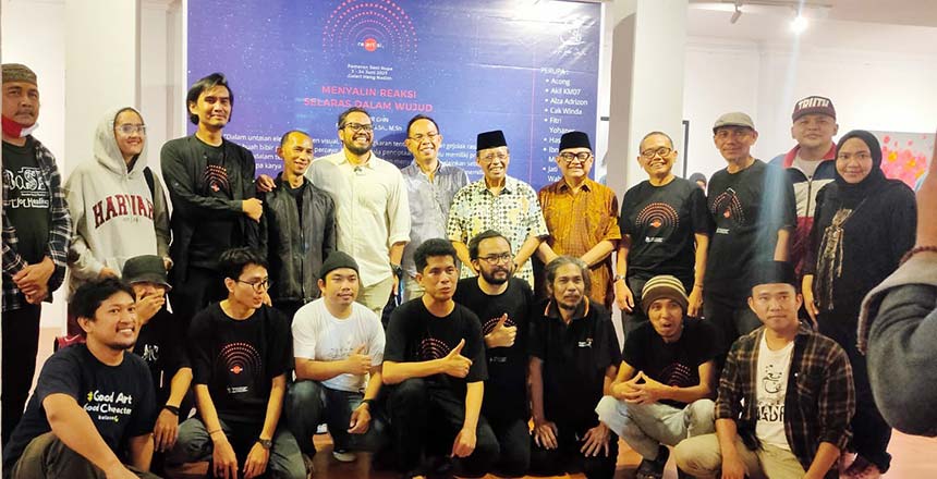 Para seniman rupa yang karyanya dipamerkan dalam pameran bertajuk Re-ART-si foto bersama dengan Ketua Galeri Hang Nadim Furqon LW, kurator Fachrozi Amri, tokoh Riau drh Chaidir, Ridho Iksan, dan Ian Mahyar, saat pembukaan di Pekanbaru, Sabtu (3/6/2023).