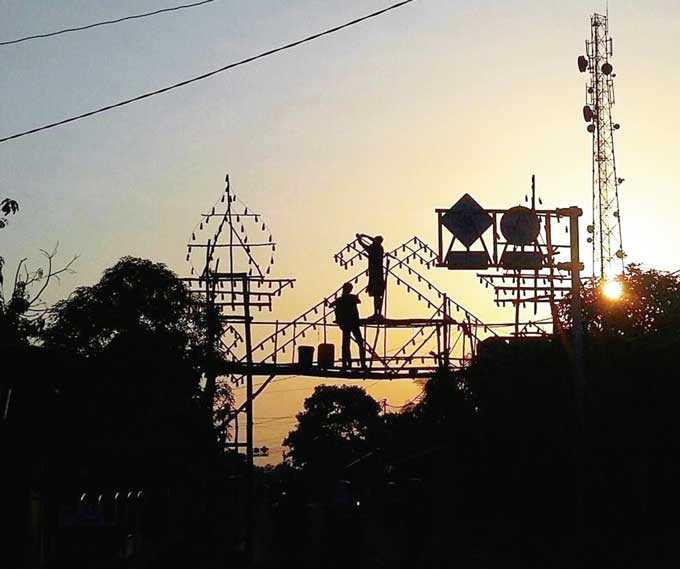 Salah satu grup peserta lampu colok yang berada di simpang bundaran Jalan Soekarno-Hatta terus mempersiapkan desain lampu colok mereka, guna mengikuti festival lampu colok yang digelar oleh Dinas Pendidikan dan Kebudayaan Kota Dumai, Ahad (16/4/2023).