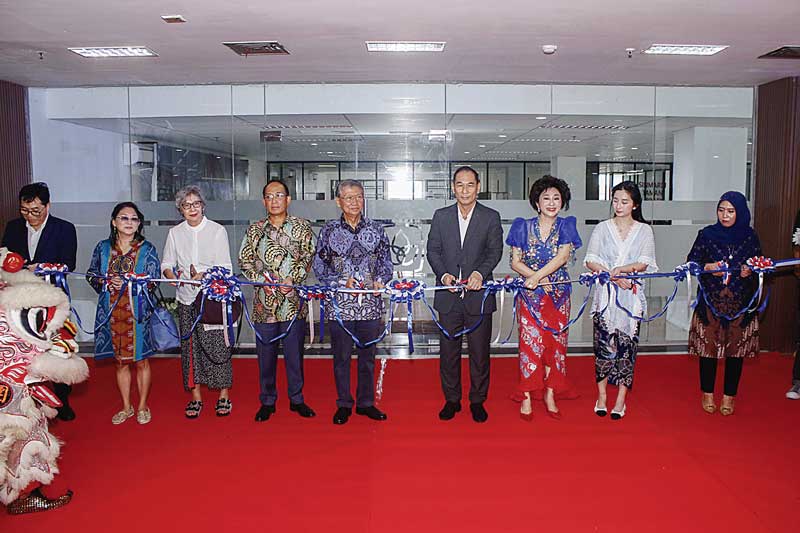 Pengguntingan pita saat syukuran selesainya pembangunan kampus calon PSDKU President University Pekanbaru di Gedung Plaza The Central Lantai 2 Pekanbaru, Jumat (3/11/2023).