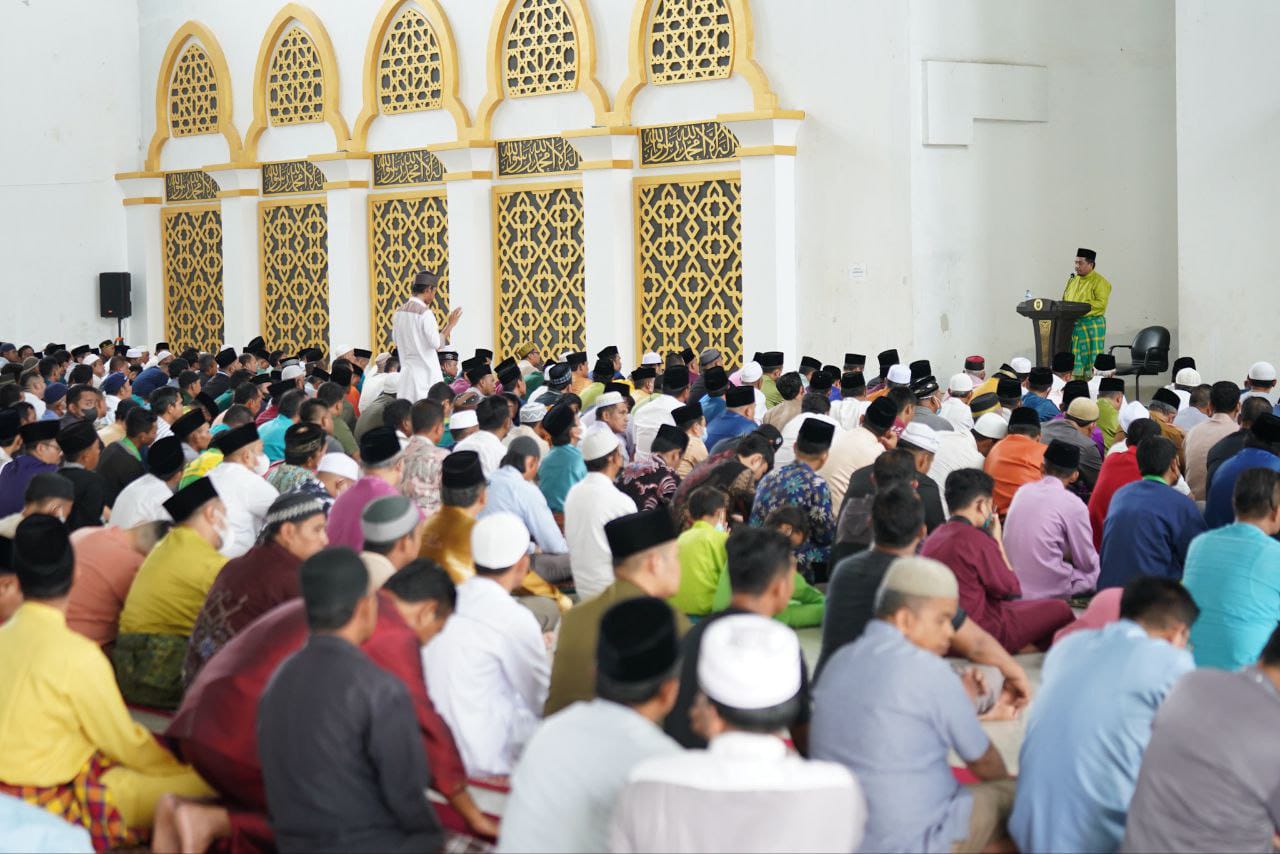 Para jemaah menghadiri sholat jumat perdana di Masjid Raya Nurul Wathan Provinsi Riau di Siak II, Jalan Lintas Sumatera, Kecamatan Rumbai, Pekanbaru, Jumat (7/10/2022).