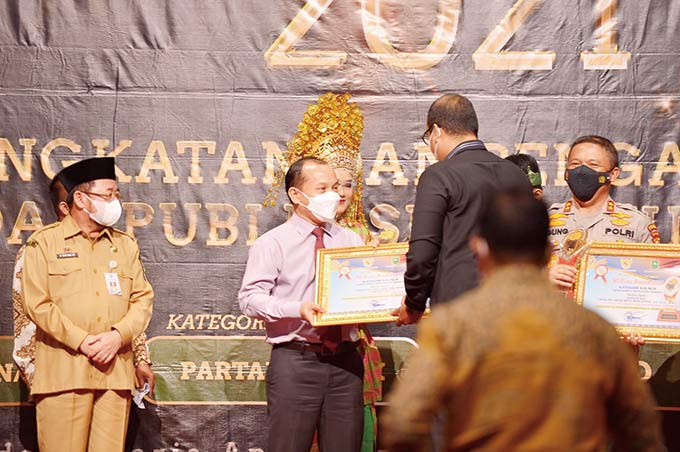 Pemimpin Divisi MSDM Bank Riau Kepri Muhammad Affan mewakili Direktur Utama Bank Riau Kepri Andi Buchari menerima piagam penghargaan kategori Achievement Motivation Person KI Riau Award 2021 di Hotel Premiere, Senin (29/11/2021).