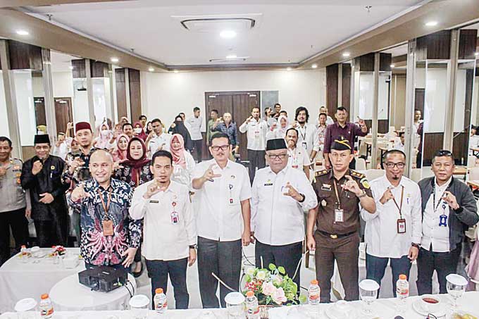Komisi Informasi (KI) Provinsi Riau bersama Diskominfotik Provinsi Riau, Pemko Dumai dan forkopimda foto bersama usai sosialisasi Implementasi Undang-Undang Nomor 14/2008 tentang Keterbukaan Informasi Publik (KIP) di Kota Dumai, Rabu (8/3/2023).
