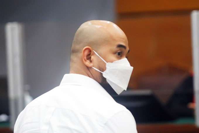 Terdakwa kasus merintangi penyidikan atau &rsquo;obstruction of justice&rsquo; pembunuhan berencana terhadap Brigadir Nopriansyah Yosua Hutabarat (Brigadir J), Baiquni Wibowo saat bersiap menjalani sidang perdana di Pengadilan Negeri Jakarta Selatan, Rabu