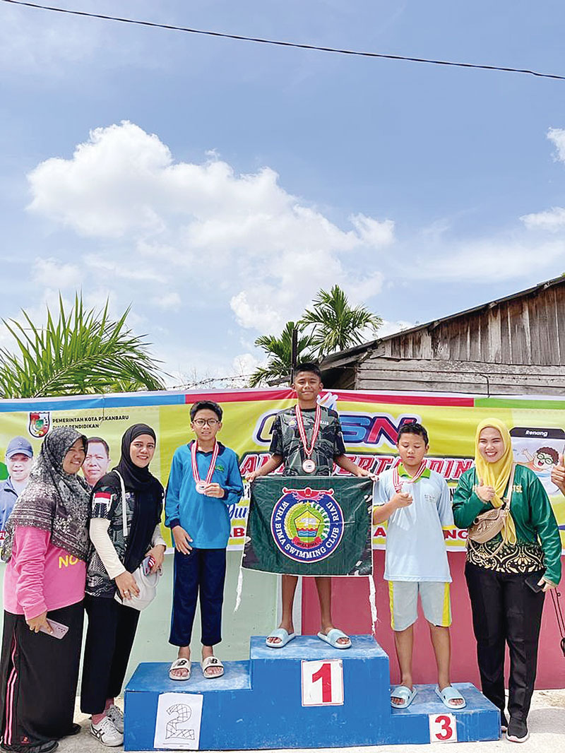 Mhd Arkaan Alfarabi Simbolon (tengah) foto bersama usai pengalungan medali O2SN cabang renang tingkat SD se-Pekanbaru di Kolam Renang Syuci, Rumbai, Kamis (27/7/2023).