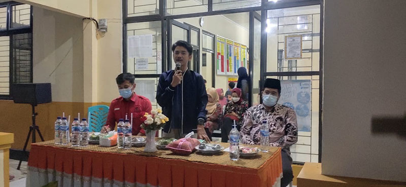 Anggota DPRD Kabupaten Kuansing, Satria Mandala Putra saat menjawab aspirasi masyarakat di Desa Sampurago, Jumat (9/4/2021) malam.