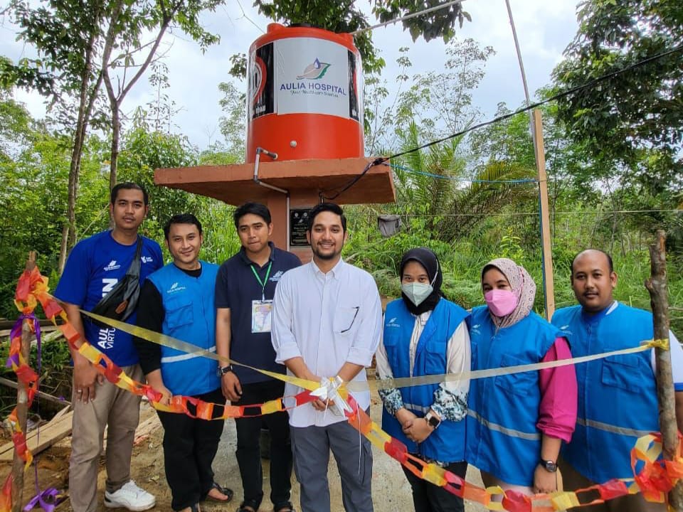 Wakil Direktur Utama PT Puteri Aulia Dita Medica atau RS Aulia Hospital Reza Kusnanjar (tengah) meresmikan bantuan air bersih untuk masyarakat di Desa Balung, Kabupaten Kampar, Ahad (20/11/2022).