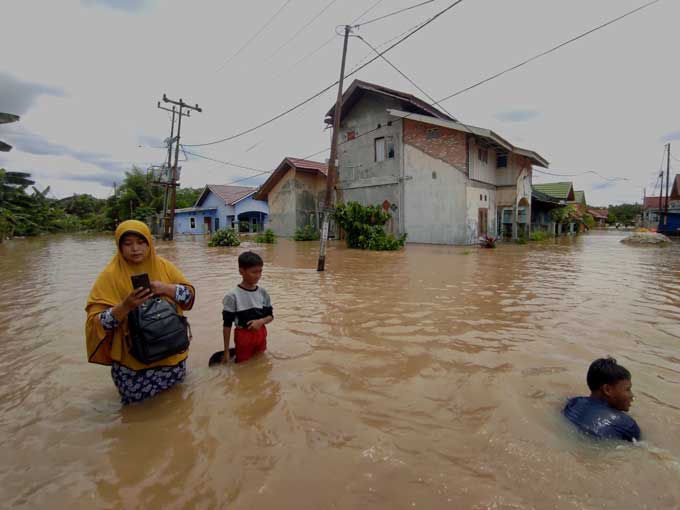 Warga mengungsi dari Perumahan Graha Fauzan Asri Kelurahan Tangkerang Labuai  yang terendam banjir akibat luapan Sungai Sail pada bulan Maret lalu.