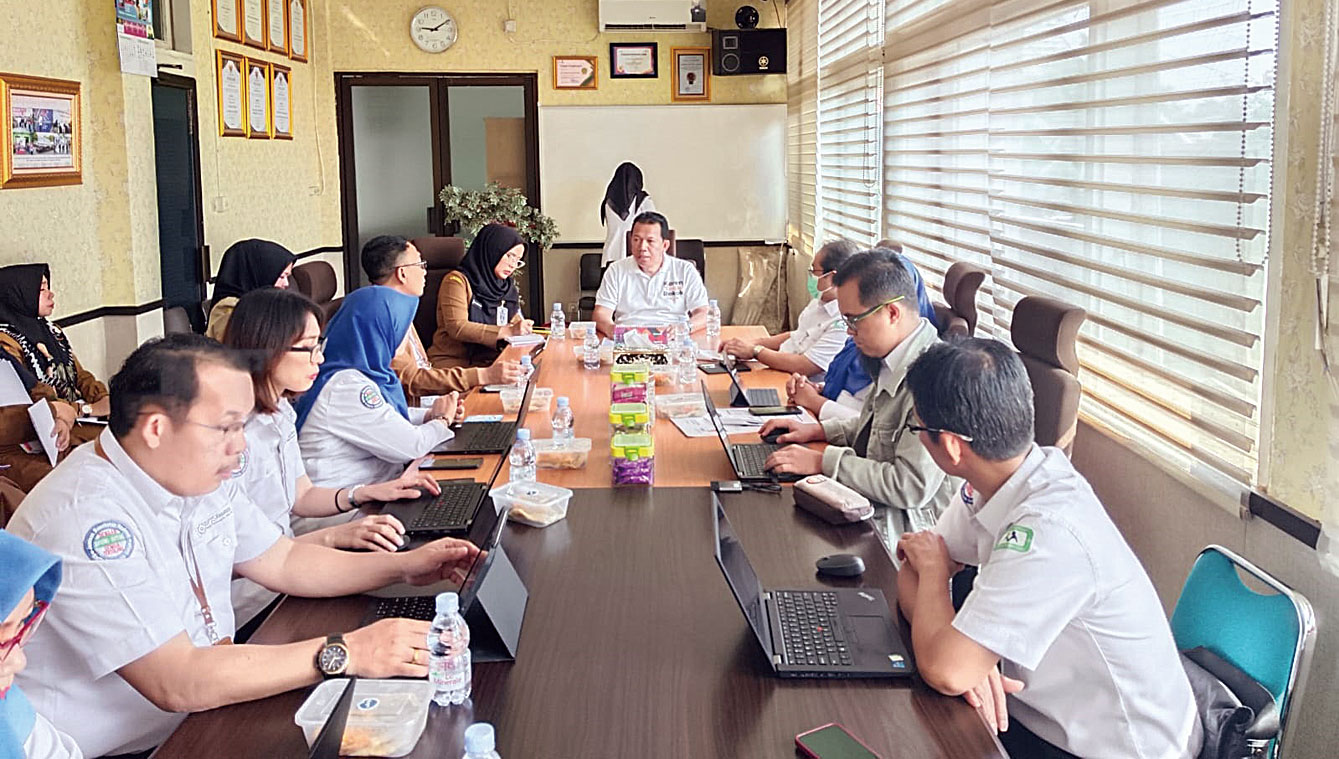 Kepala Dinas Kesehatan Riau Zainal Arifin (tengah) bersama Kepala Kantor Wilayah Riau Kepri, Sumatera Barat dan Jambi dan Deputi Direksi Wilayah II-BPJS Kesehatan Riau Kepri Eddy Sulistijanto Hadie (empat kanan) tengah melakukan rapat koordinasi (rakor) t