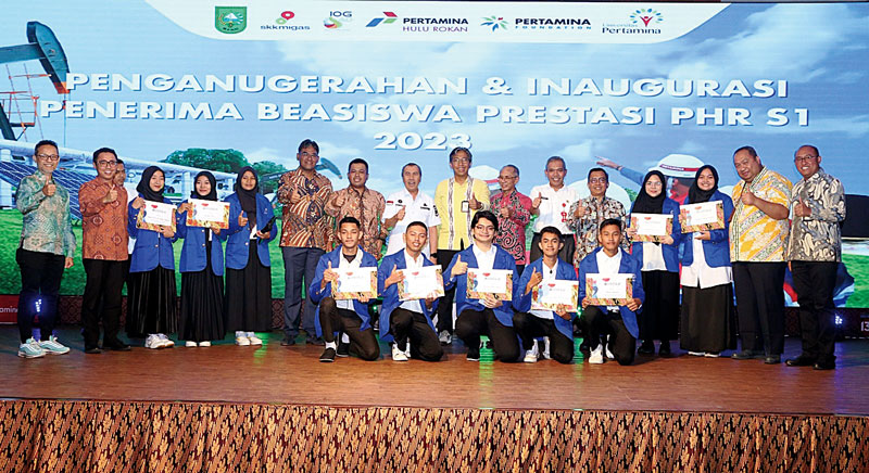 Gubernur Riau Drs H Syamsuar (tengah), EVP UB PHR WK Rokan Edwil Suzandi dan Kepala Perwakilan SKK Migas Sumatra Bagian Utara Rikky Rahmat usai menyerahkan sertifikat kepada 10 putra-putri terbaik Riau dalam acara Penganugerahan dan Inaugurasi Penerima Be