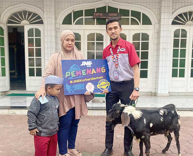 Perwakilan JNE menyerahkan hewan kurban seekor kambing kepada pemenang giveaway, baru-baru ini.