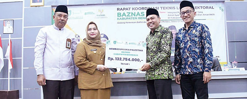 Bupati Bengkalis Kasmarni menyerahkan bantuan kemanusiaan untuk warga Palestina di acara Rakor Basnas di Kantor Camat Mandau, Selasa (7/11/2023).