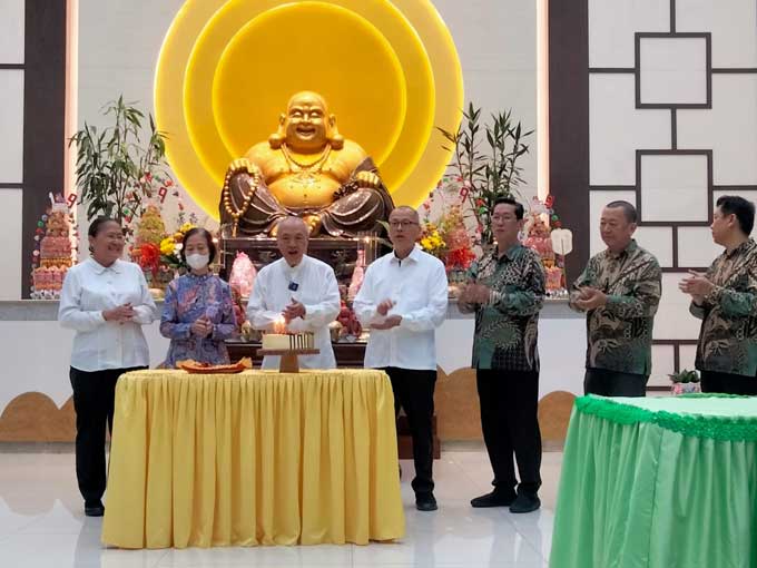 Pengurus melakukan pemotongan kue saat perayaan HUT Vihara Citta Maitreya yang digelar secara sederhana, Sabtu (17/6/2023).